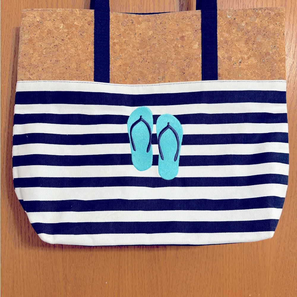 Thirty-One beach bag. Barely used. Excellent shape. Very roomy.